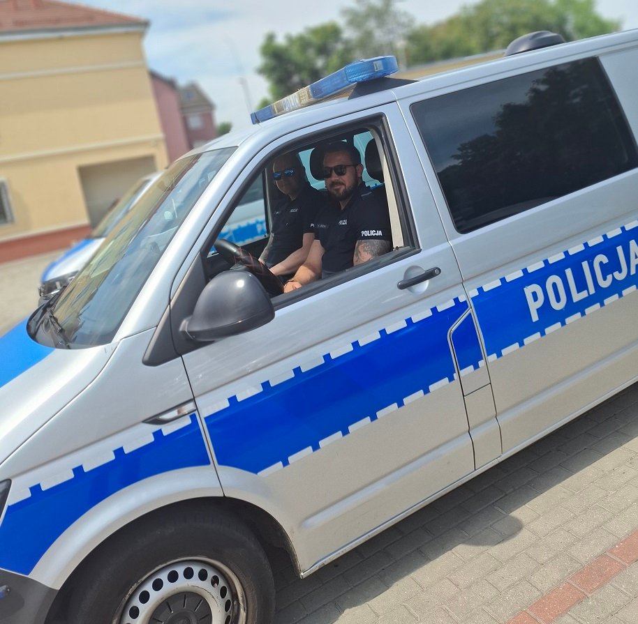 Region. Czujność sąsiadów uratowała seniorkę. Policjanci znaleźli ją leżącą na podłodze